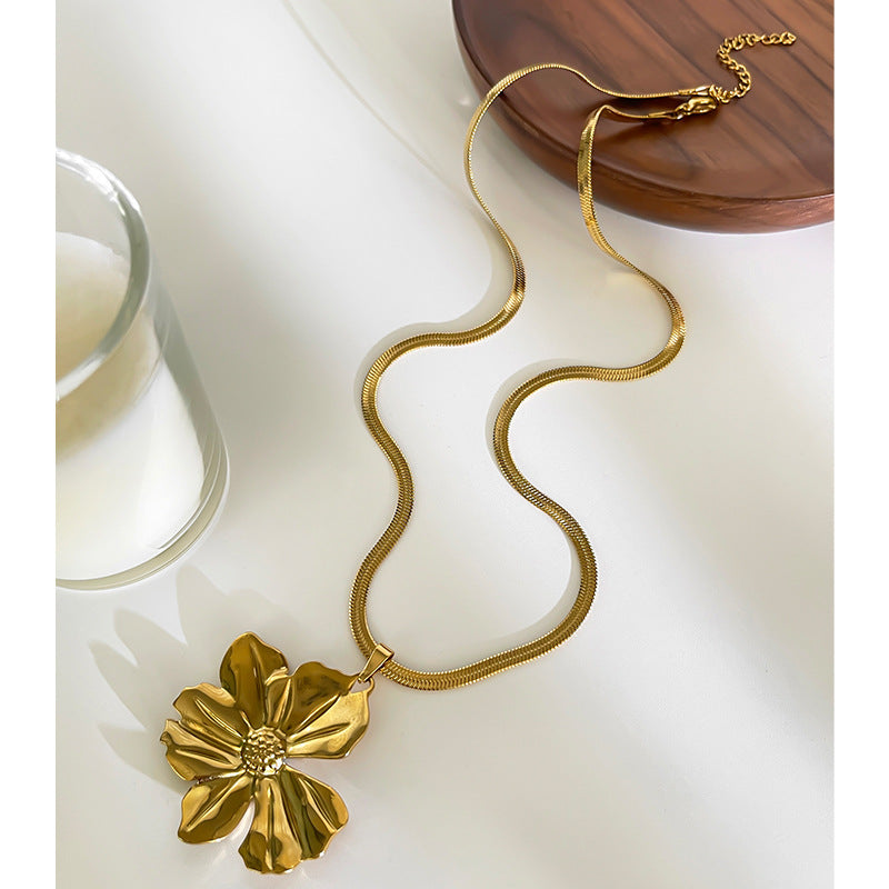 BEAUTIFUL NECKLACE GOLDEN FLOWER FOR WOMEN